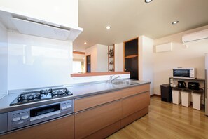 Basic Townhome, Balcony | Private kitchen | Electric kettle