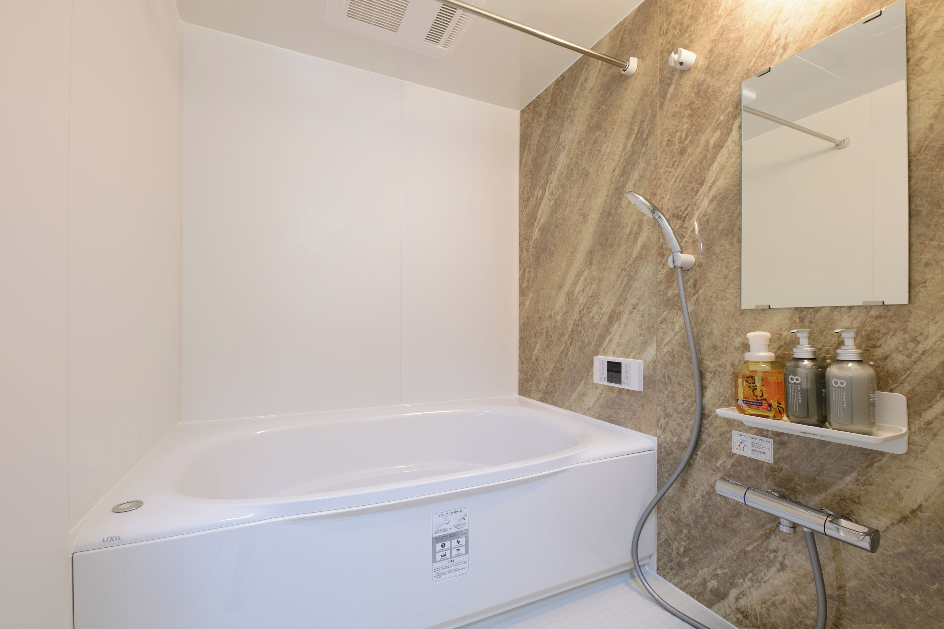 ベーシック タウンホーム バルコニー | バスルーム | 環境にやさしいバスアメニティ、スリッパ