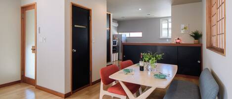 Maison en rangée de base, balcon | Repas dans la chambre