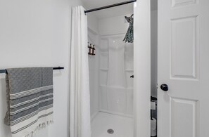 Hair dryer, towels, soap, toilet paper - Modern Loft in Vibrant Downtown Royal Oak - Just a Block Away! (Royal Oak)