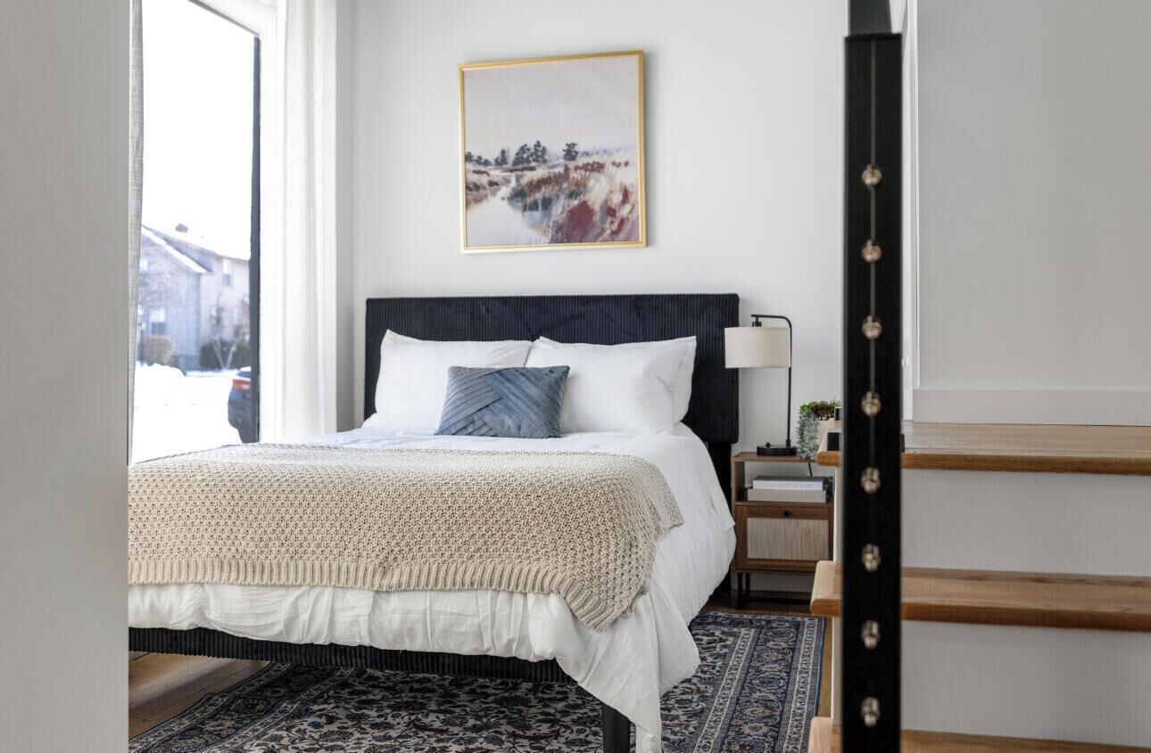 Tabla de planchar con plancha y ropa de cama 