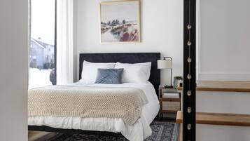 Tabla de planchar con plancha y ropa de cama