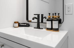 Hair dryer, towels, soap, toilet paper - Modern Loft in Vibrant Downtown Royal Oak - Just a Block Away! (Royal Oak)