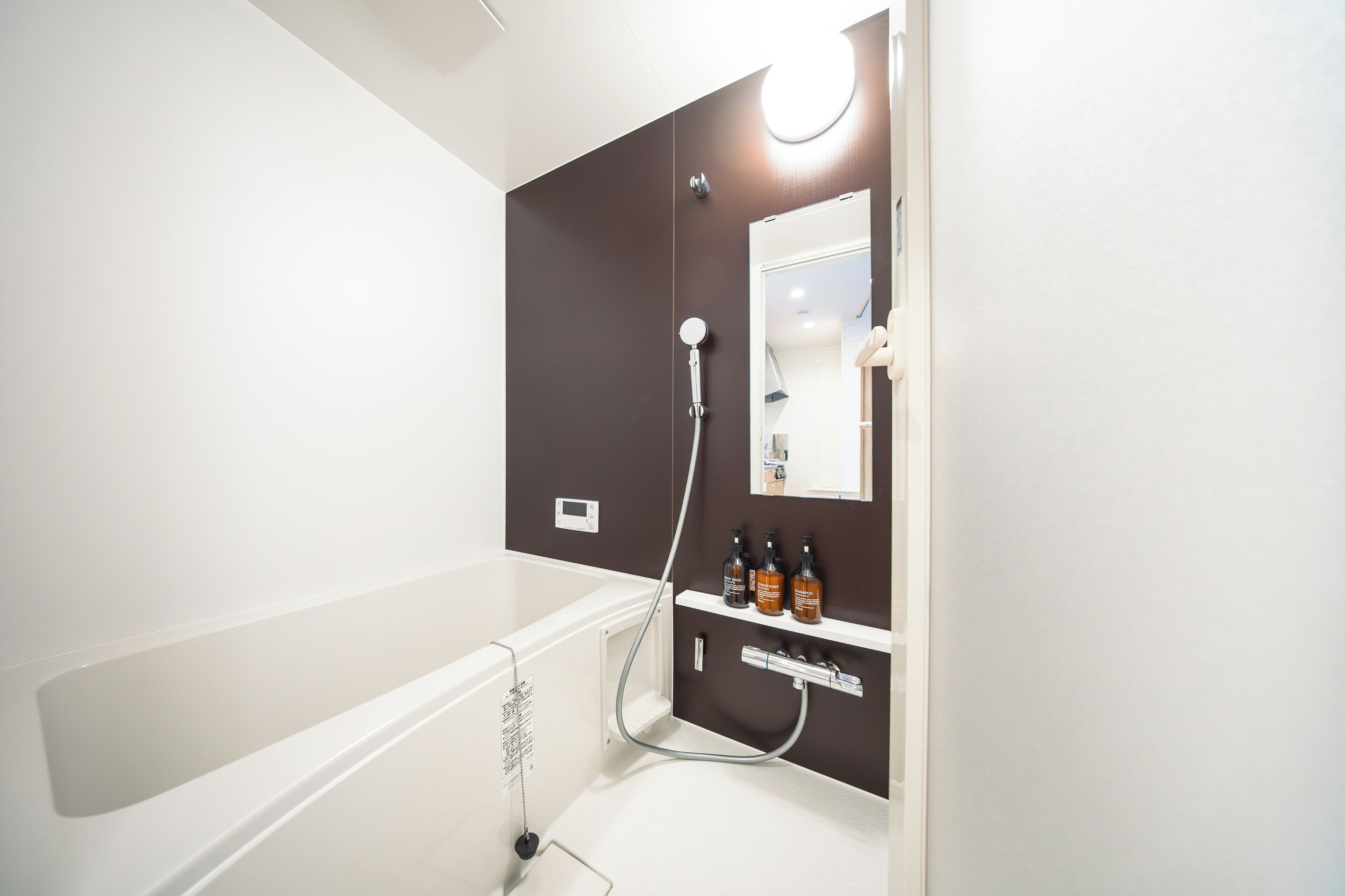 Căn hộ, quang cảnh thành phố | Phòng tắm | Dép đi trong nhà 