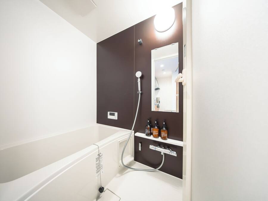 Apartamento, vista para a cidade | Banheiro | Chinelos