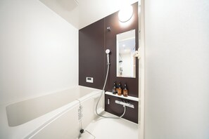 Apartemen, pemandangan kota | Kamar mandi | Sandal