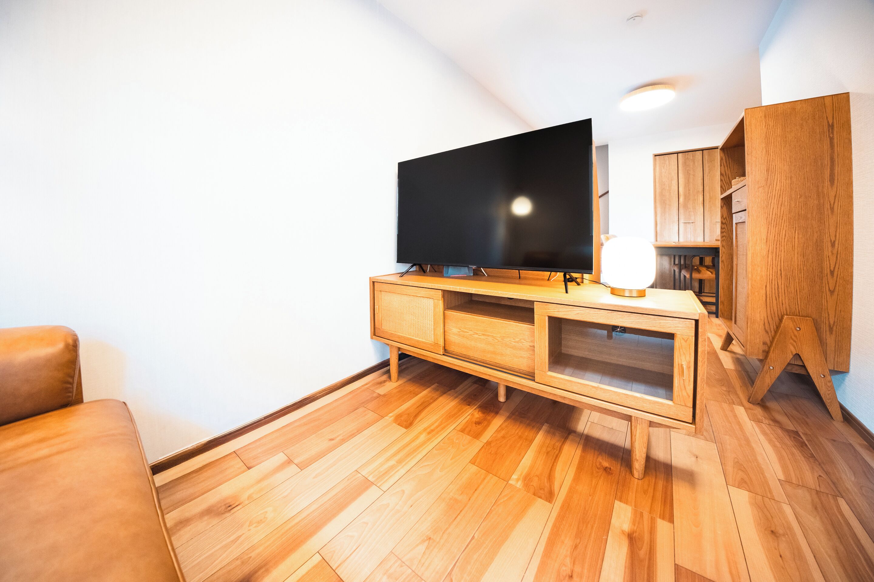 Căn hộ, quang cảnh thành phố | Khu phòng khách | TV màn hình phẳng 50-inch có truyền hình kỹ thuật số 