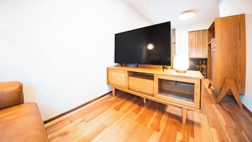 Căn hộ, quang cảnh thành phố | Khu phòng khách | TV màn hình phẳng 50-inch có truyền hình kỹ thuật số