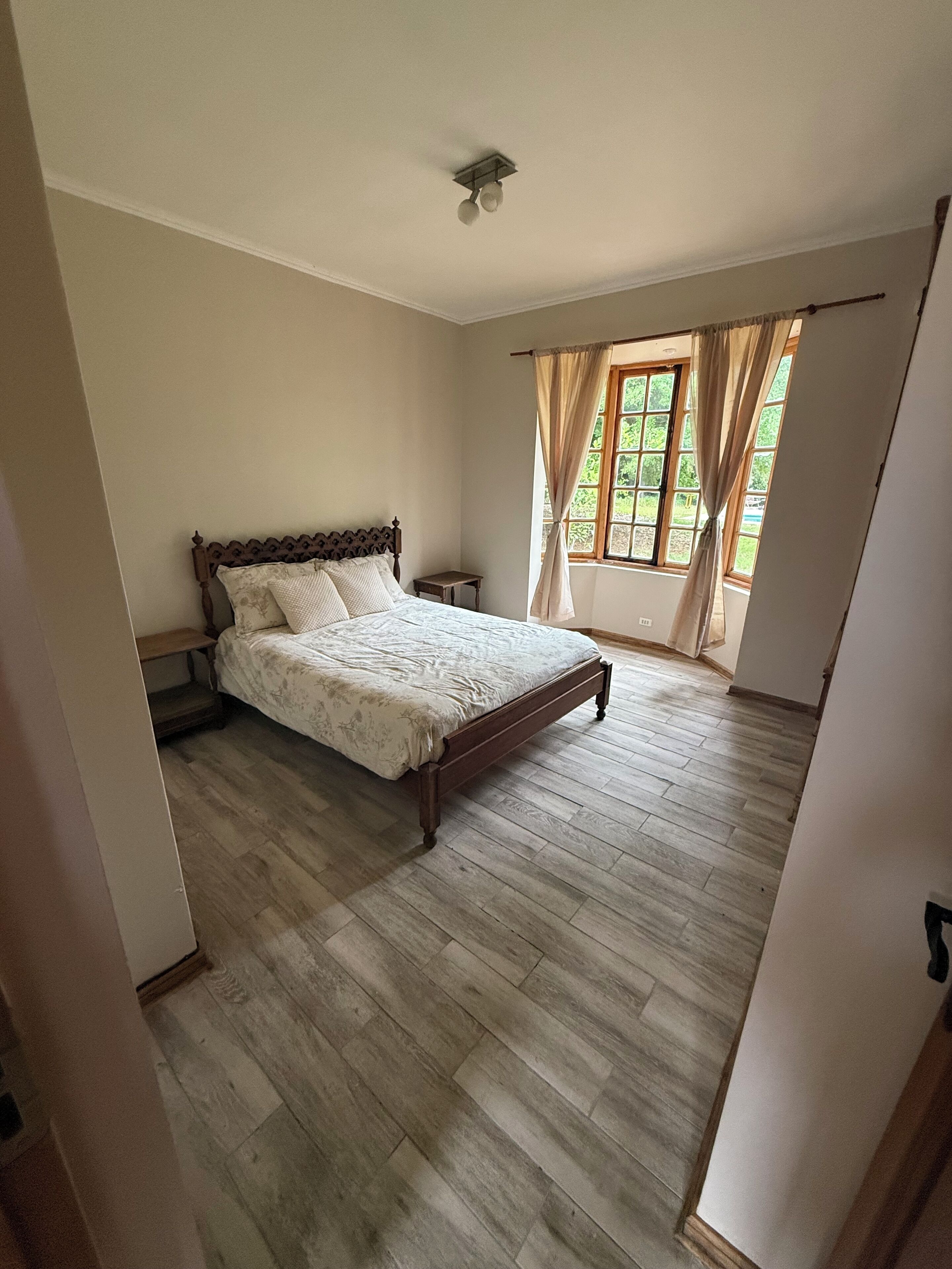 Iron/ironing board, bed sheets, wheelchair access