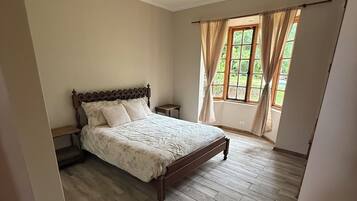 Iron/ironing board, bed sheets, wheelchair access