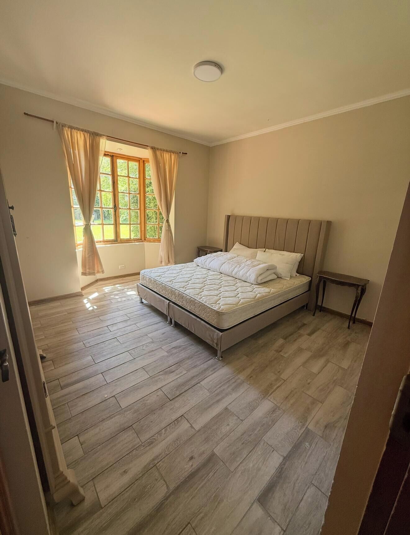 Tabla de planchar con plancha y ropa de cama