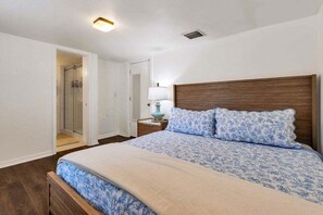 Desk, WiFi, bed sheets - 3 BR Tampa Pool Home - Putting Green | Firepit (Tampa)