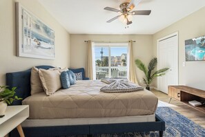 2 bedrooms, desk, iron/ironing board, free WiFi - Tranquil Private Hot Tub, 3 Min Walk To Beach (Panama City Beach)