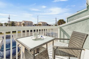 Outdoor dining - Tranquil Private Hot Tub, 3 Min Walk To Beach (Panama City Beach)