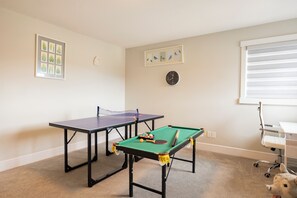 Game room - Spacious 5-Bed Retreat • Family-Ready • Sleeps 12 (Edmonton)