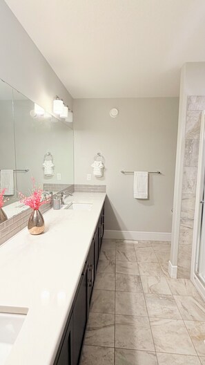 Dusche, Whirlpool, Haartrockner, Handtücher