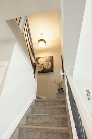 Interior - Spacious 5-Bed Retreat • Family-Ready • Sleeps 12 (Edmonton)