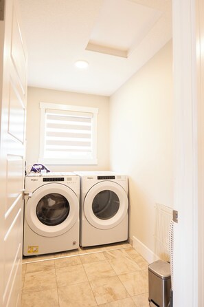 Interior - Spacious 5-Bed Retreat • Family-Ready • Sleeps 12 (Edmonton)