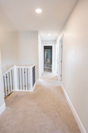 Interior - Spacious 5-Bed Retreat • Family-Ready • Sleeps 12 (Edmonton)