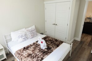 5 bedrooms, iron/ironing board, WiFi, bed sheets - Spacious 5-Bed Retreat • Family-Ready • Sleeps 12 (Edmonton)