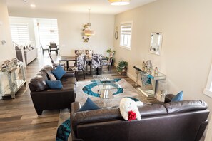 Smart TV - Spacious 5-Bed Retreat • Family-Ready • Sleeps 12 (Edmonton)