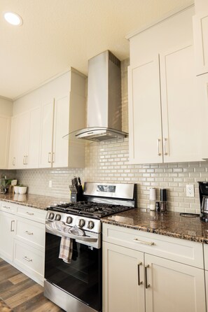 Private kitchen - Spacious 5-Bed Retreat • Family-Ready • Sleeps 12 (Edmonton)