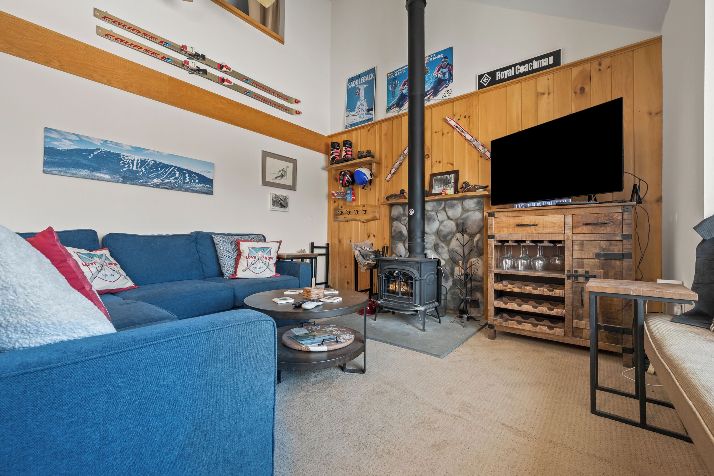 Smart TV, fireplace