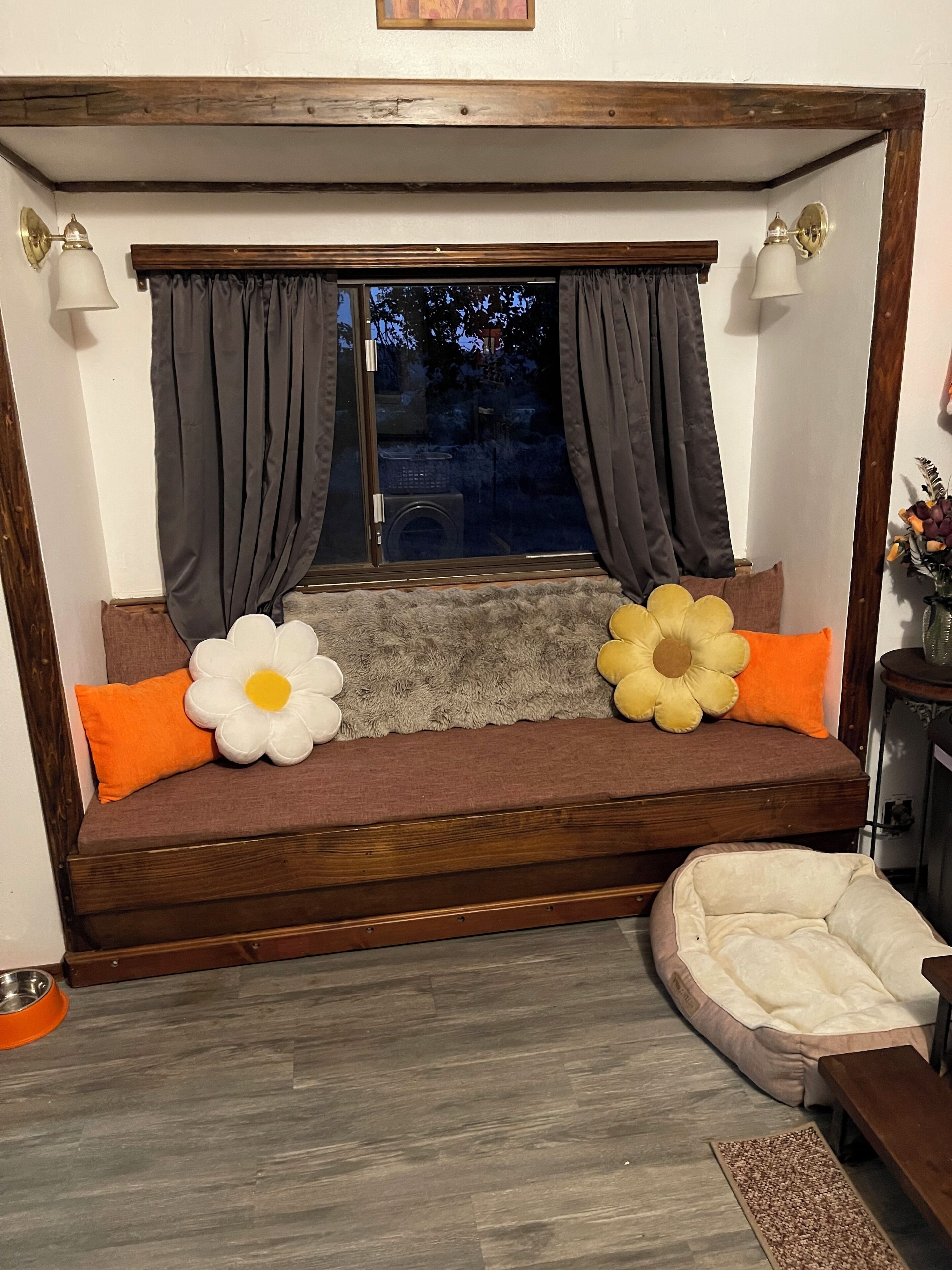 Flowered Goat, Mid Term Stays 1-6 Months - 加利福尼亞