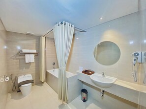 Habitación ejecutiva | Baño | Toallas, jabón, shampoo, papel de baño