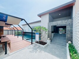 Una piscina al aire libre