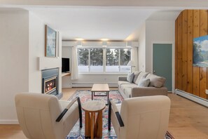 Smart TV, fireplace - New Listing - Village Green 2 bedroom Condo! (Stowe)