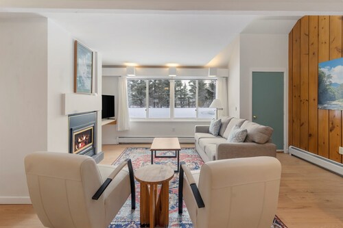 New Listing - Village Green 2 bedroom Condo!