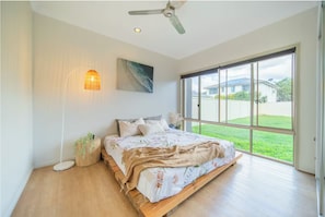 Tabla de planchar con plancha, wifi y ropa de cama