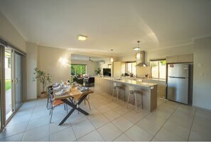 Dining - Family Friendly Funhouse close to All Theme Parks (Upper Coomera)
