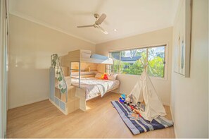 Iron/ironing board, WiFi, bed sheets - Family Friendly Funhouse close to All Theme Parks (Upper Coomera)