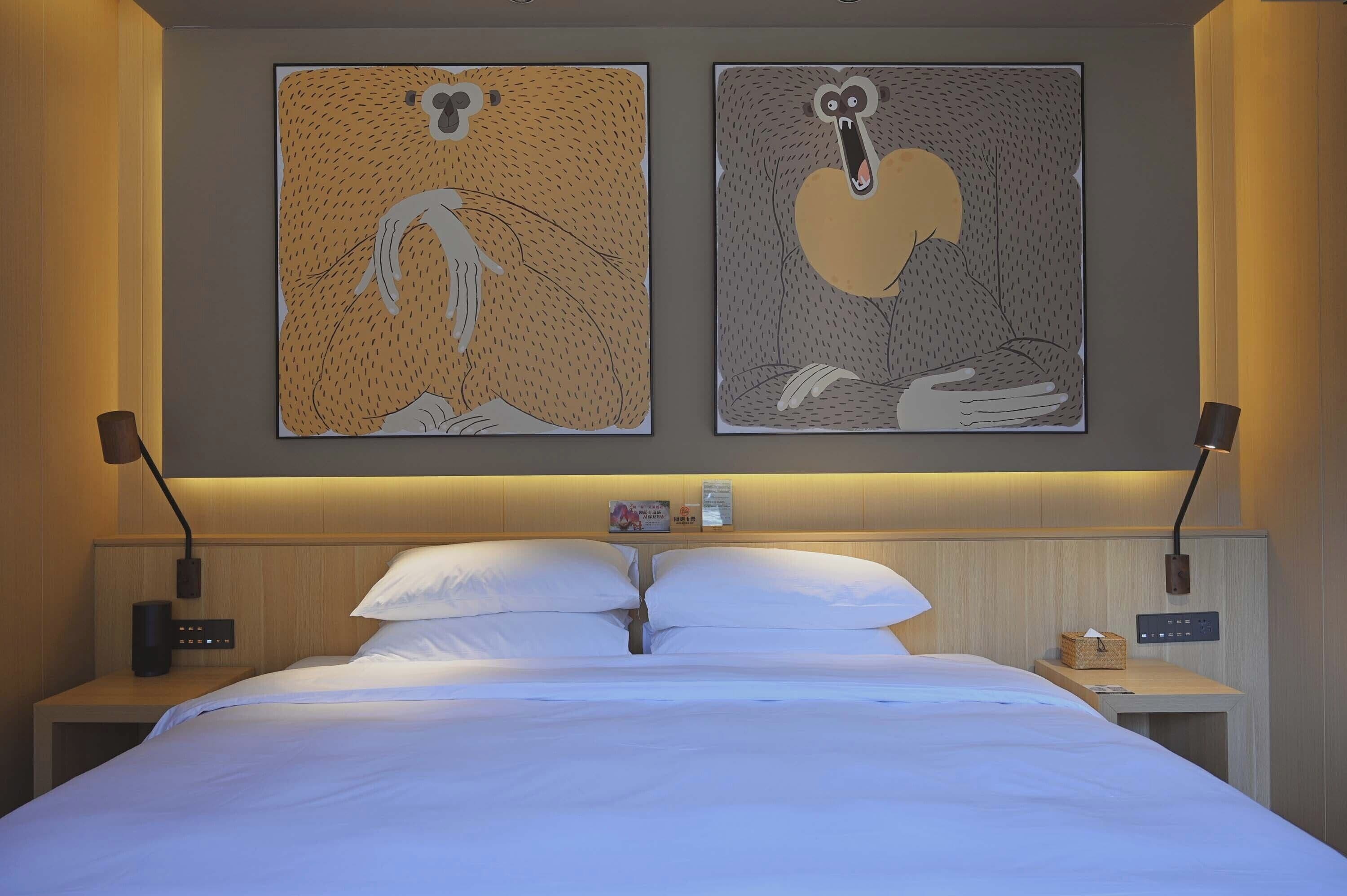 全景套房, 山景 | 起居區 | 電視