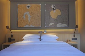 Panoramic Suite, Hill View | Living area | TV - Country Retreats Shaanxi Foping (Hanzhong)