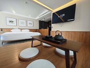 Comfort tweepersoonskamer, uitzicht op heuvels | Donsdekens, een minibar, een bureau, een laptopwerkplek