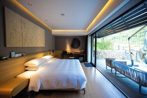 Family Suite, Hill View | Living area | TV, books, video library - Country Retreats Shaanxi Foping (Hanzhong)