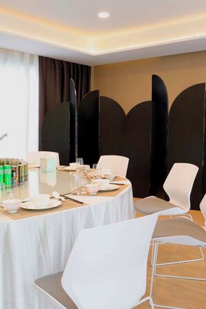 Ze serveren er ontbijt, lunch en diner 