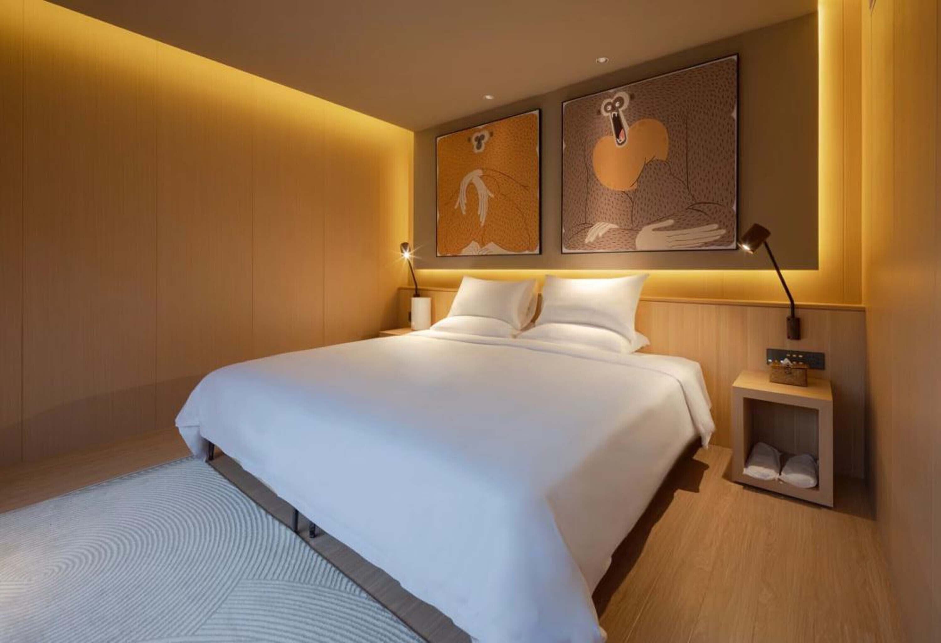 Panoramic Suite, Hill View | Minibar, desk, laptop workspace, blackout drapes