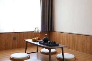 Signature Twin Room, Hill View | Minibar, desk, laptop workspace, blackout curtains - Country Retreats Shaanxi Foping (Hanzhong)