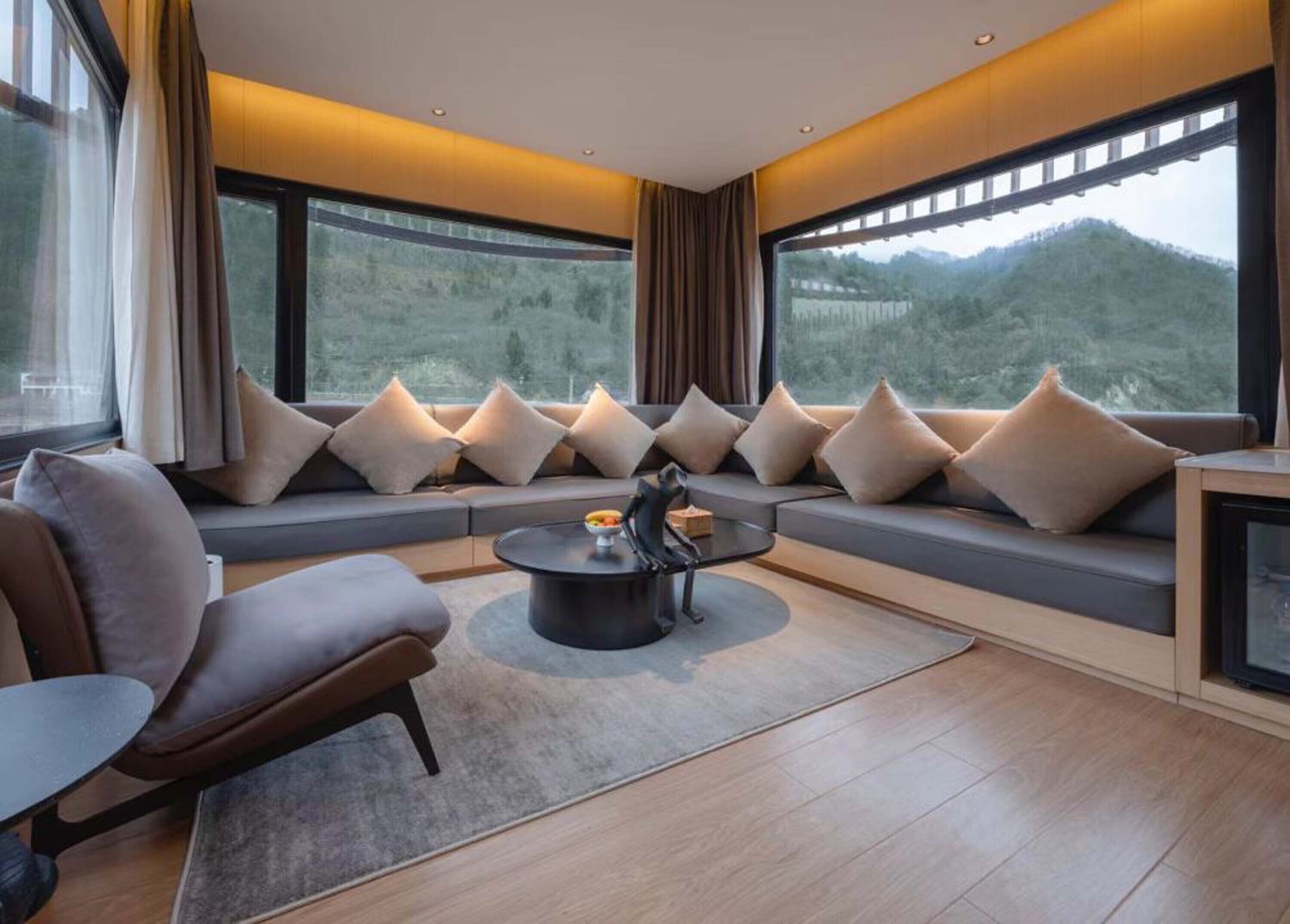 Suite panorámica, vistas a la colina | Sala de estar | Una televisión