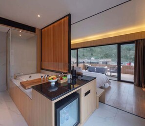 Dobbeltrom – superior, utsikt mot høyde | Bad | Toalettartikler (inkludert), hårføner, badekåper og tøfler