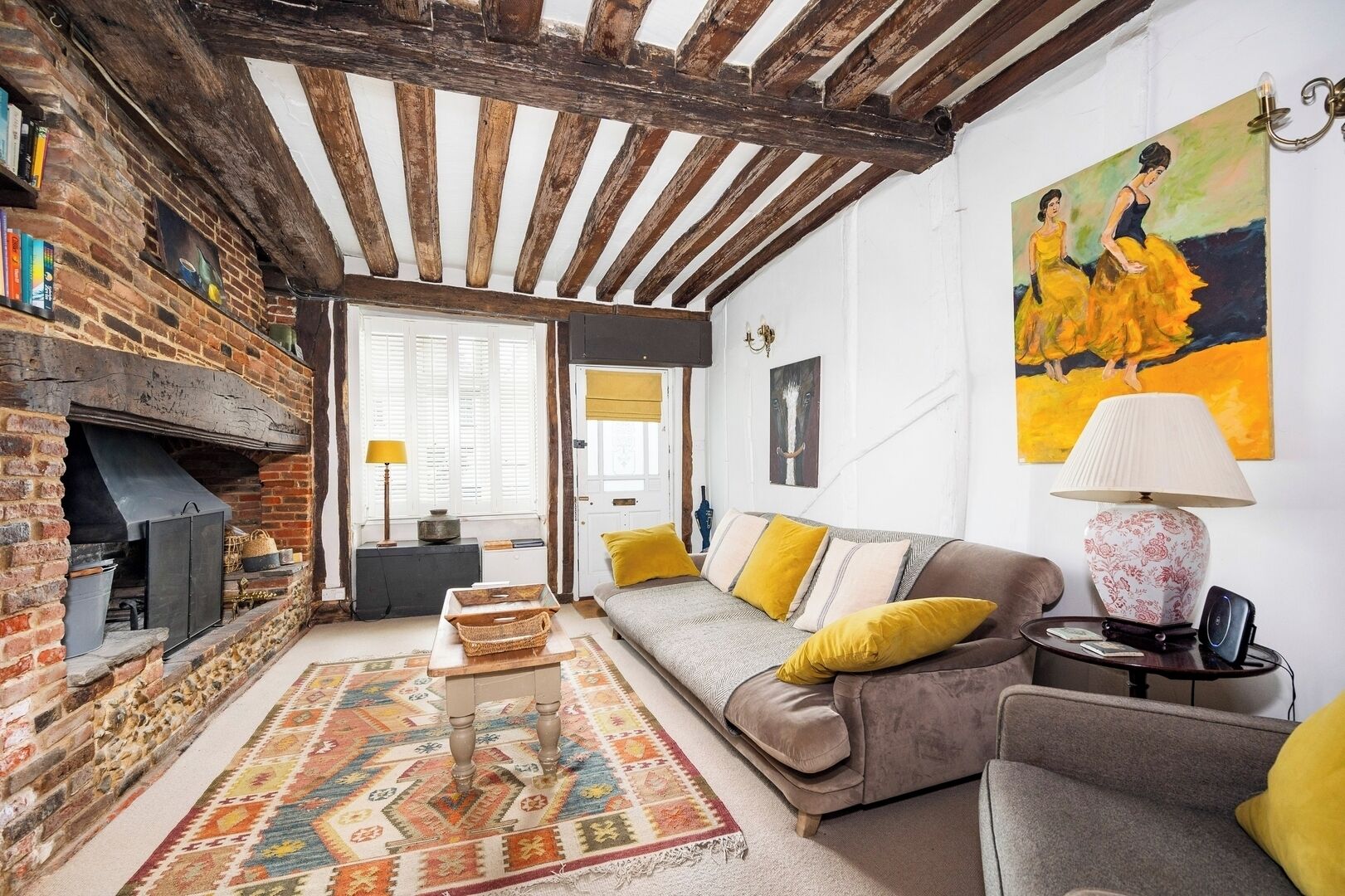 Televisor, llar de foc i llibres 