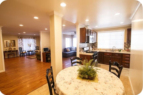 Gorgeous 3-bedroom house in delightful Carson neighborhood perfect for families
