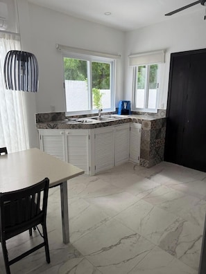 Frigorifero, piano cottura, macchina per tè/caffè, tavolo da pranzo