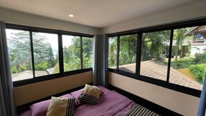 Apartamento, vista para o oceano | Cofres nos quartos, escrivaninha, cortinas blackout, Wi-Fi de cortesia