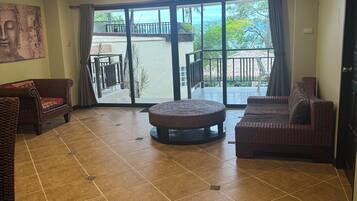 Appartement, 2 slaapkamers, kitchenette, uitzicht op zee | Woonruimte