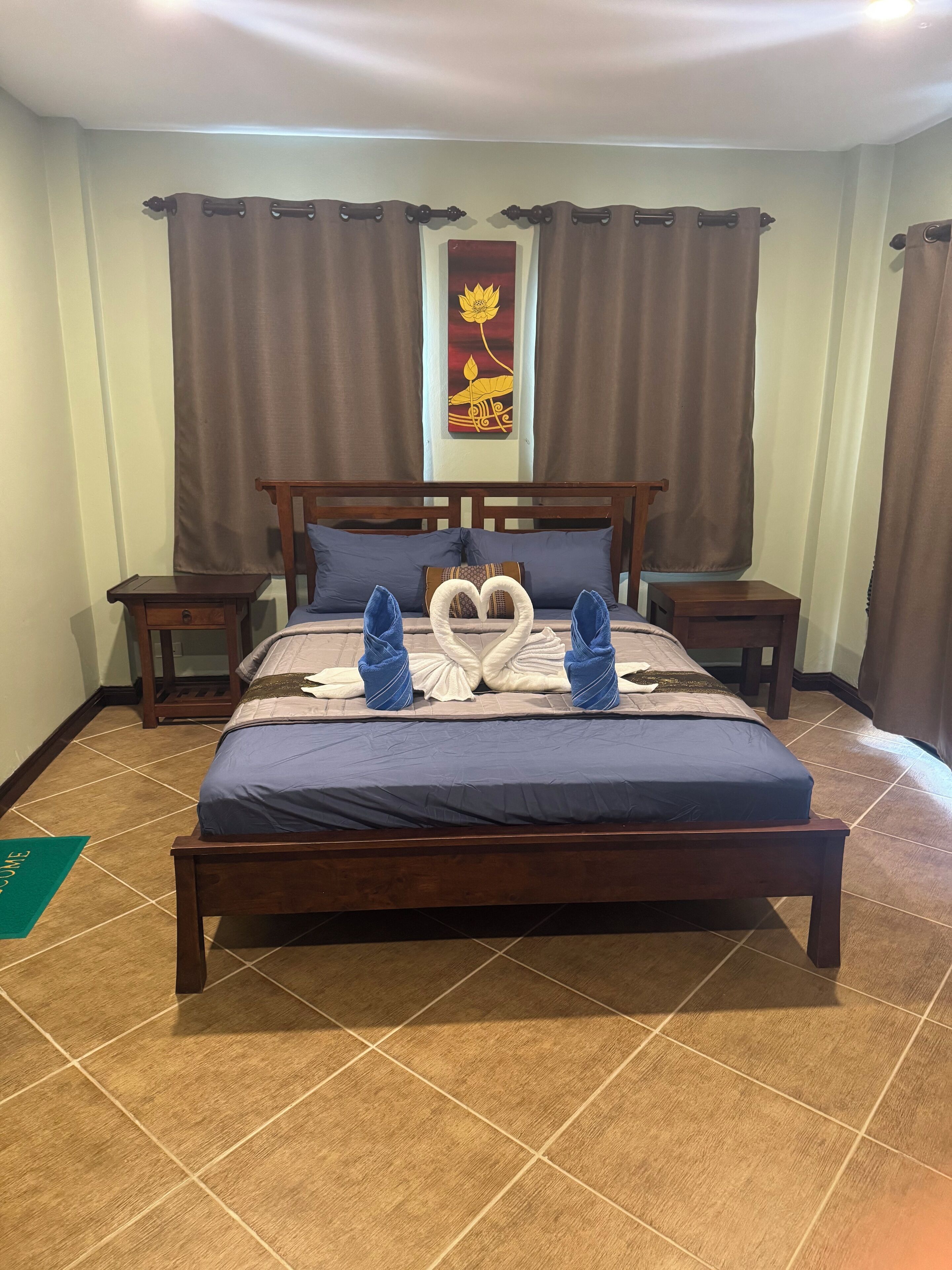 Caja de seguridad en la habitación, escritorio y cortinas blackout 